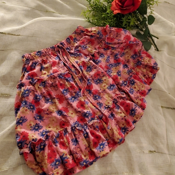 Matching crop top and skirt set. - Picture 3 of 3